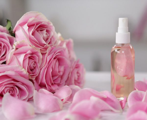 Top 5 Công dụng của nước hoa hồng trong làm đẹp